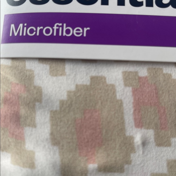 Room Essentials Microfiber Sheet Set in Cream and Blush - Picture 4 of 7